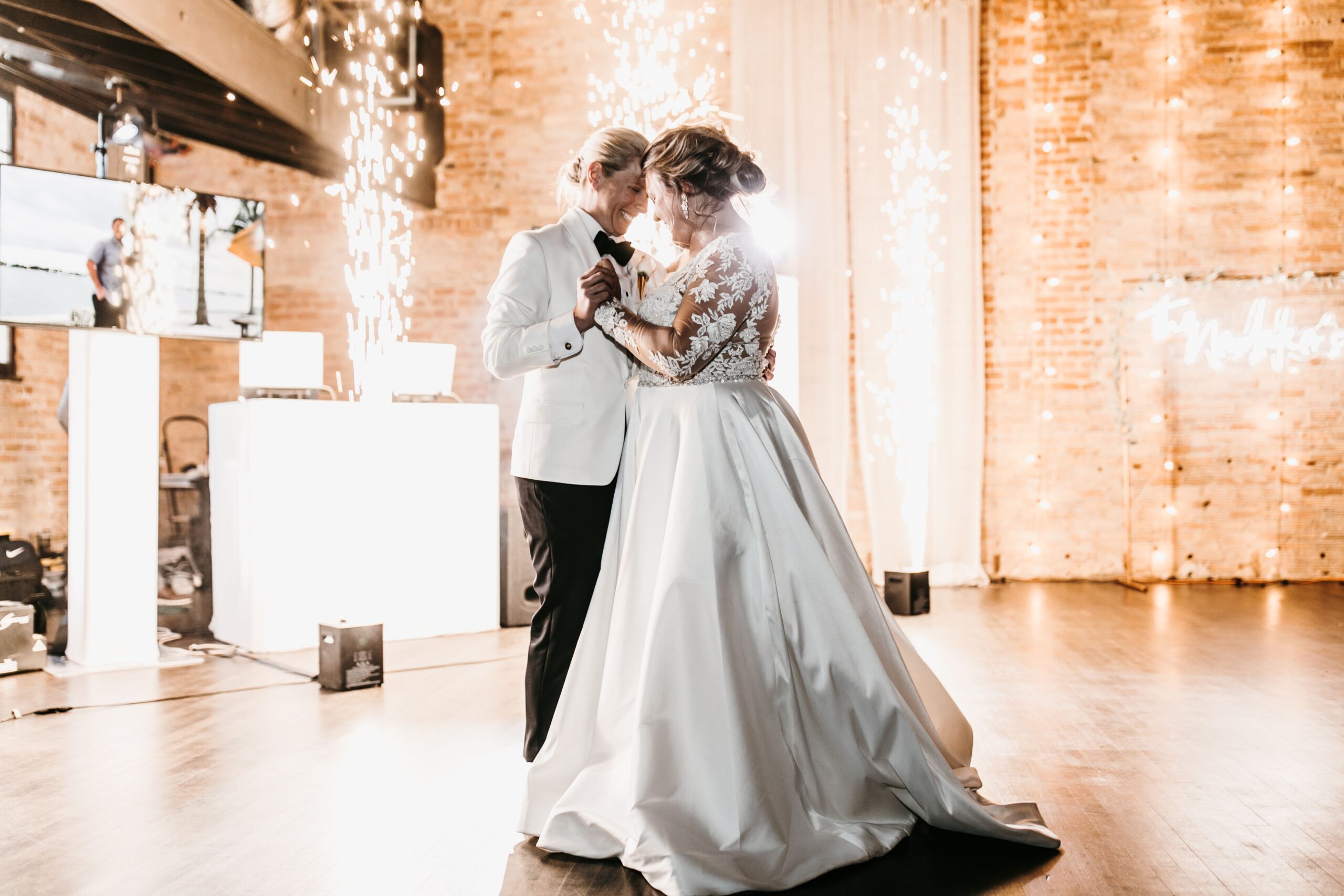 First dance between couple in Minneapolis